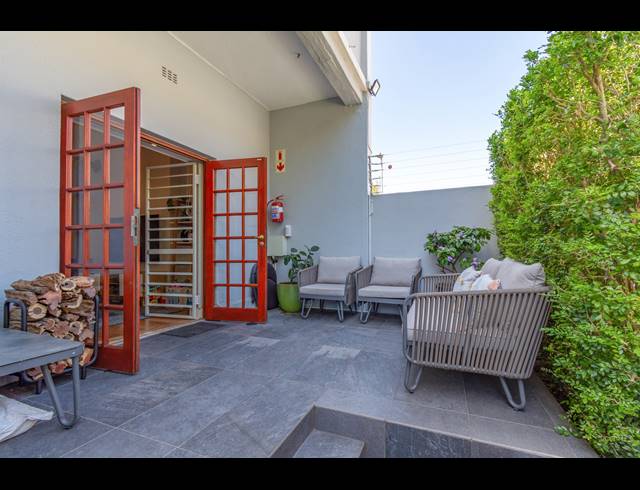 2 BEDROOM APARTMENT FOR SALE IN ORANJEZICHT